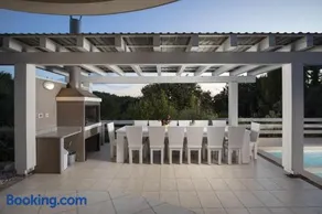 8-bedroom Villa Bianca with Sea View and Pool Table - Image 4