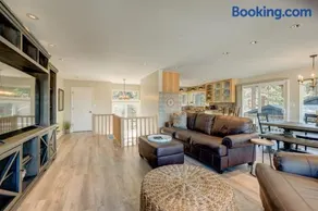 Lake-view home near casinos golf slopes with hot tub & 2-car garage sleeps 8 - Image 5