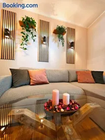 NEW luxury citycenter apartment with free parking & AC - Image 4