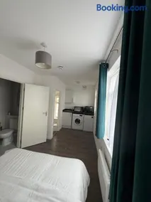 Comfy Studio Flat - Image 5