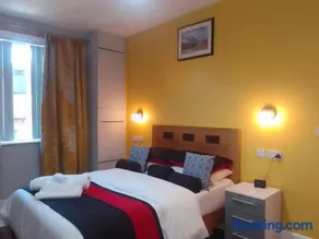 Cozy 2-bedroom Bungalo, 3 beds, free parking and garden - Image 5