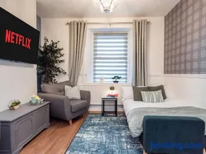 3-Bed Home with Hot Tub, Sleeps 9,Parking - Image 4