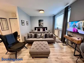 BL - The Executive Suite, Boru - 24hr Self Check-in, Free Private Parking, Balcony with Mountain View, 5 minute walk to City Center - Image 1