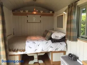 Luxury Shepherd Hut, Wiltshire, Amazing Vistas - Baacombe - Image 4