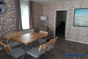 Familien FEWO Spielzimmer Balkon nahe Freizeitpark Plohn DZ eig Bad Küche gratis Kaffee Sitzecke Gemeinschaftspool im Garten Frühstückskorb auf Anfrage - Image 1