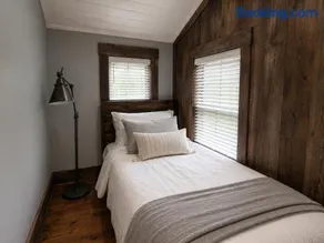 Beautiful Rustic Home Very Private - Image 3