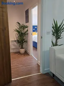 Mega1 Luxury Spacious 1Bedroom Apartment, Manchester - Image 5