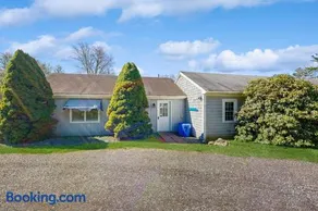 Charming, single-level getaway with a full kitchen, fast WiFi, & grassy yard - Image 1