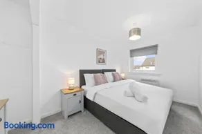 1-Bed Home in Lanarkshire with Free Parking - Long Stays Available - Image 1