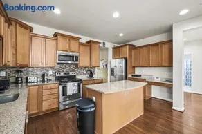 Large 7 bedroom sleeps 22 With Parking Near DC - Image 3