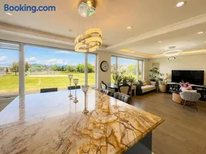 Bright View Home near YVR & Parking - Image 1