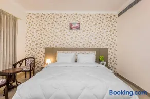Eco-chic haven in Gurgaon with balcony - Image 3