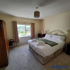 Abbeyfeale Home-Sleeps 6 -Private Garden - Image 3