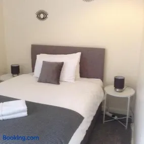 Marshfield Apartment - Image 2
