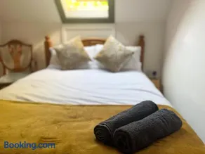 Peaceful Three Bed Country Apartment - Image 4