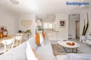 Lovley Sunlit Apartment Walking Distance To Cronulla Mall And Cronulla Beach - Image 1