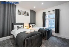 BOLTON CITY CENTRE LIVING- FREE PARKING, NETFLIX - Image 1