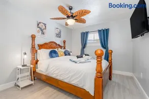 Elegant Retreat Near Downtown and Beach - Image 2