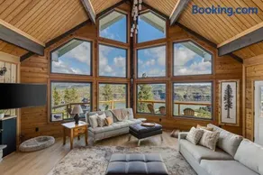 Dog-friendly 2-level gorge view home with hot tub lovely deck central AC W&D - Image 2