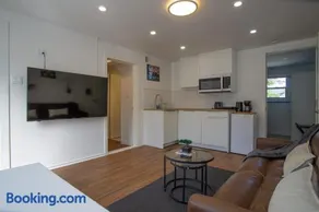 Private Suite, Near Downtown, Free Parking - Ground Floor - Image 4