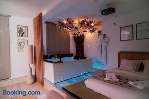 Nuit romantique, Suite avec jacuzzi et cinéma privé au design Japandi - Image 2