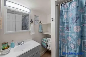 Beach Bungalow - 1 Block to Beach - Pets Welcome! - Image 5
