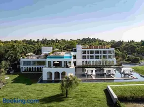 Nanjing Danxi · Zhenzhuquan Hot Springs Lakeside Mountain Lodge - Image 1