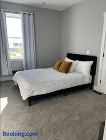 The Skylight Retreat - Private 3BR Home in Saint Paul - Image 2