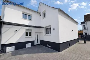 Frankfurt airport family house - Image 1