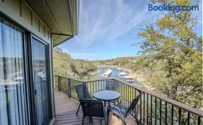 Digital nomad waterfront retreat with pool and jacuzzi No 10 Texas Thistle - Image 1
