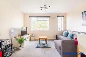 Charming Entire 2-Bedroom House in Milton Keynes - Image 2