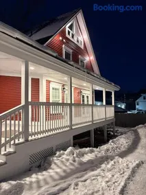 The Treehouse at 11 Gables - Center of Ludlow Village near Shopping and Restaurants - Image 5