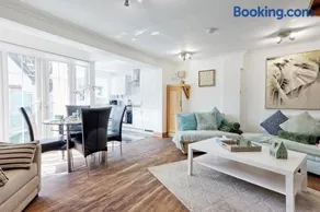 Quirky 2-Bed Brentwood Home Near High St & Station - With Parking - Image 3