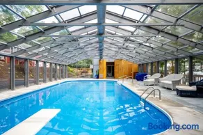 Lake house w/ indr pool and jacuzzi - Image 1