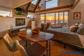 Spectacular Oceanfront Studio with Hot Tub & Loft - Image 3