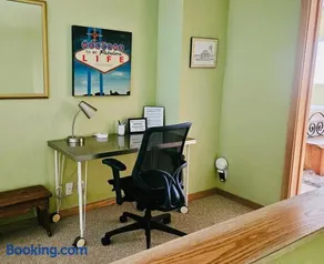 Cozy Guesthouse with Private Pool and Heated Jacuzzi - Image 3