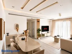 Luxury 2BR Apartment Private Jacuzzi 10mins From Airport - Image 1