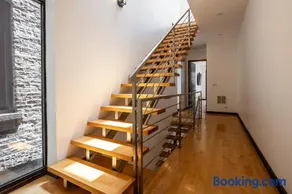 5-bedroom house in Pilsen near Medical District - Image 2