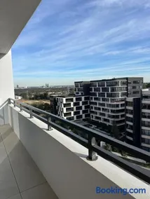 Spacious Melrose Park Apartment with Garden Views - Image 2
