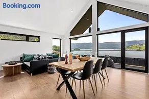 Stunning Lakefront Apartment with Panoramic Views - Image 2