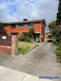 Home in Laverton 19 Minutes to Melbourne CBD - Image 1