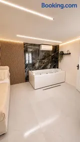 Cocon d Amour Studio avec Jacuzzi Terrasse et Parking Privé - Image 2