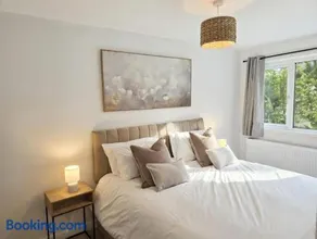 Modern 3BR Home - Kingsize Bed, Office & Garden - Image 4