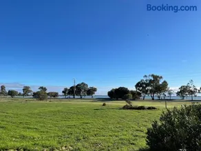 Happy Wanderer Motel Lake Boga ON THE LAKE WITH LAKE VIEWS - Image 2