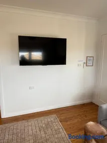 Cosy Cooma Holiday Home in the Snowy Mountains - Image 2