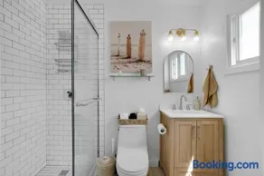 Cozy Coastal Retreat with King Bed & Full Kitchen - Image 3