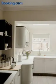 Sleeps 6 4 bedrooms 2 minute walk to the Square Hosted Happy Valley Cast - Image 3