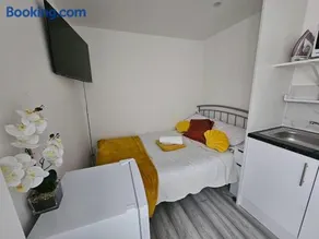 Self-contained Studio Room in Slough - Image 5