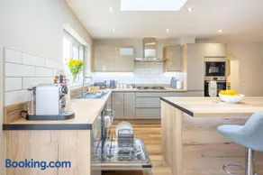6 Bedroom, 2 Bathroom Modern, Spacious Home - Image 3