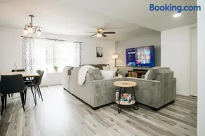 Tranquil Luxury: Modern Comfort! - Image 2